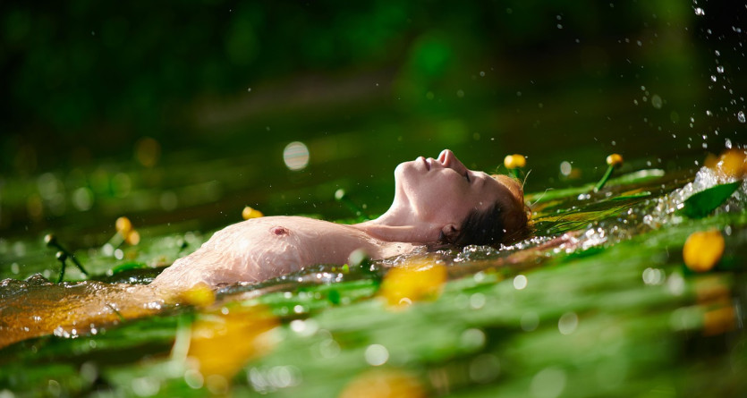 Relaxation absolue dans un bain naturel, luxe discret