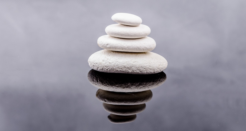 Pierres &eacute;quilibr&eacute;es en zen, refl&eacute;tant la s&eacute;r&eacute;nit&eacute;