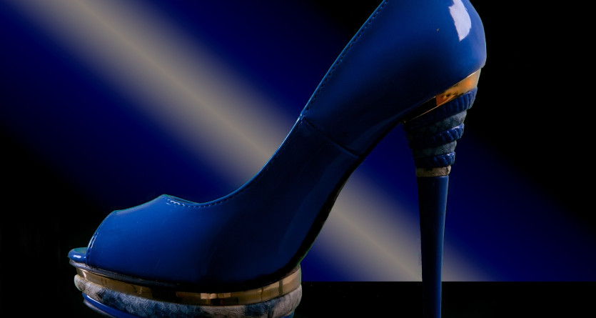 Talon haut bleu &eacute;l&eacute;gant, reflet de luxe dans une chambre romantique