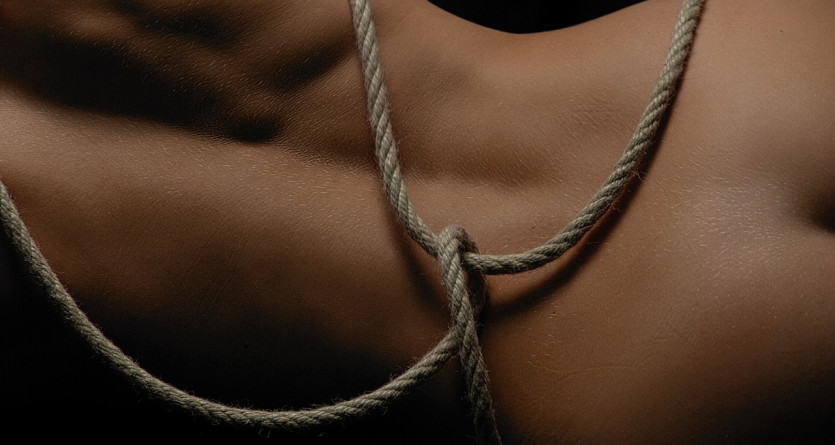 Corde et peau, m&eacute;taphore de l'intimit&eacute; tactile en chambre de luxe