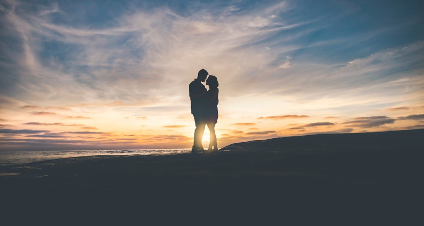 Couple s'enla&ccedil;ant au cr&eacute;puscule, pr&eacute;face d'une soir&eacute;e romantique