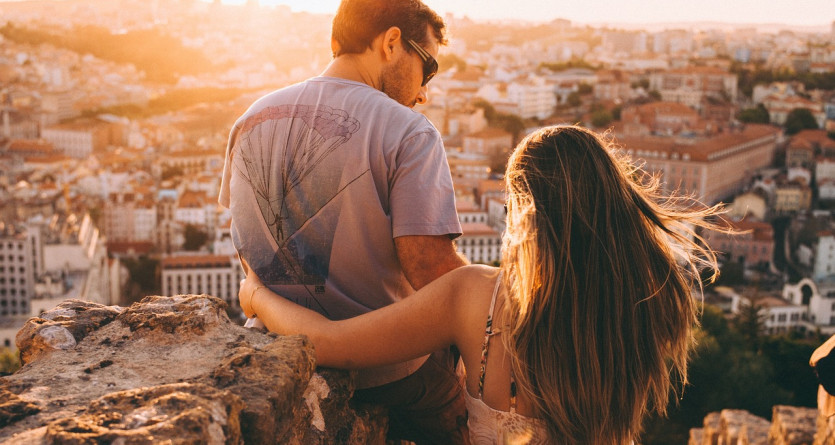 Couple contemplant le coucher de soleil, pr&eacute;ambule &agrave; une soir&eacute;e en Love Room