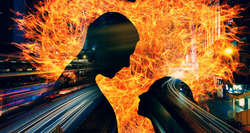 Silhouette d'un couple embrass&eacute; par une tra&icirc;n&eacute;e de feu, m&eacute;taphore d'une passion ardente