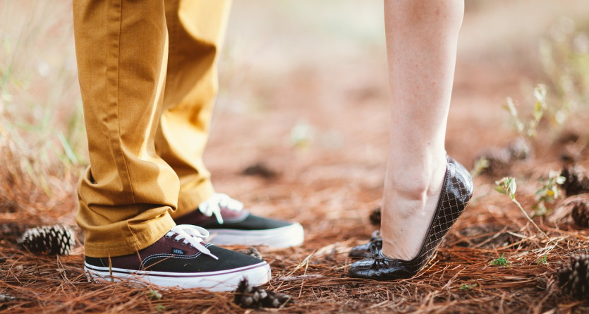 Pieds d'un couple c&ocirc;te &agrave; c&ocirc;te, &eacute;voquant un chemin vers l'intimit&eacute;