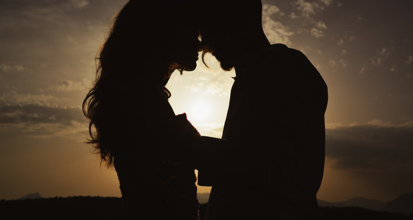 Contours d'un couple en silhouette au coucher du soleil, un moment de romantisme pur