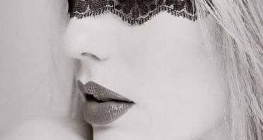 Masque d&eacute;licat et regard captivant, &eacute;nigme d'une soir&eacute;e romantique