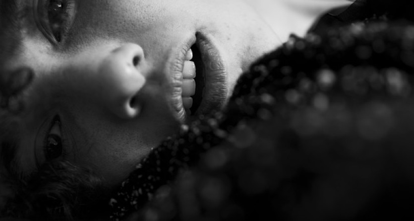 Close-up en noir et blanc d'un visage reposant, exprimant d&eacute;sir et myst&egrave;re