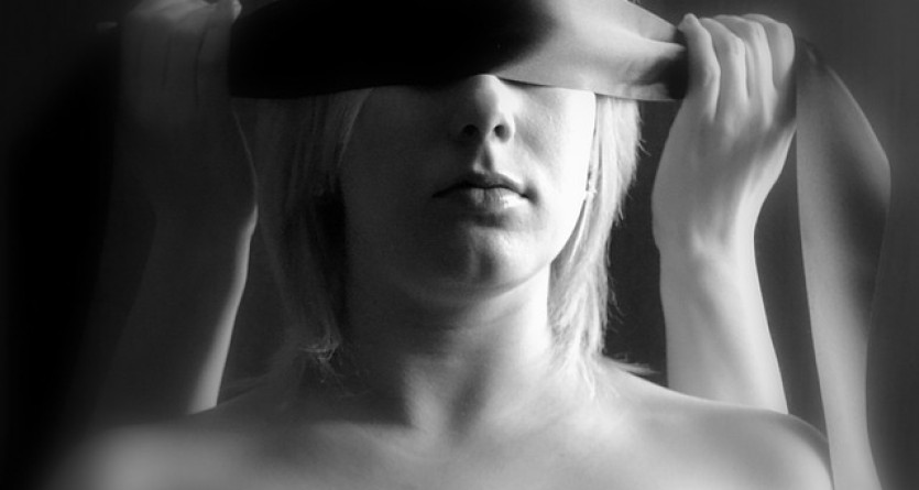 Bandeau sur les yeux, &eacute;veil des sens dans une atmosph&egrave;re intime