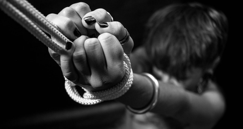 Main tenant fermement une corde, symbole de force et de d&eacute;termination
