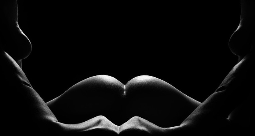 Jeu d'ombres et de lumi&egrave;res sur des formes, inspirant une 'Love Room' sophistiqu&eacute;e