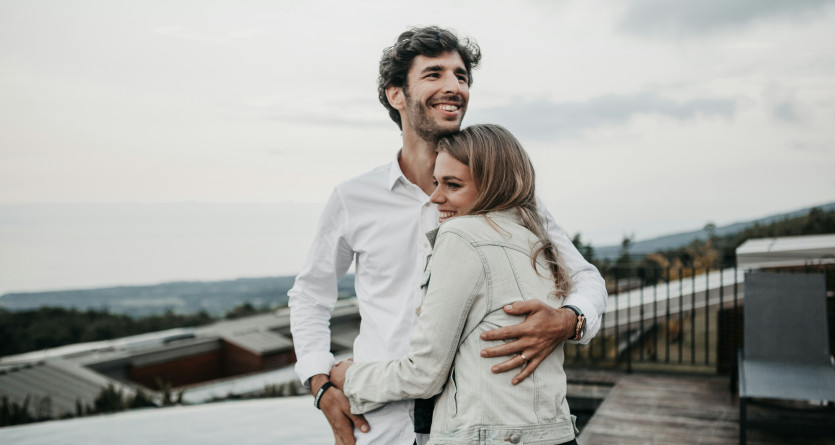 Couple enlac&eacute; admirant la vue, essence d'une 'Love Room' au grand air