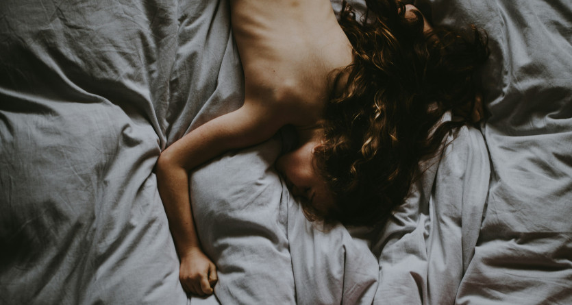 Femme allong&eacute;e dans des draps, &eacute;vocation de la d&eacute;tente d'une 'Love Room'