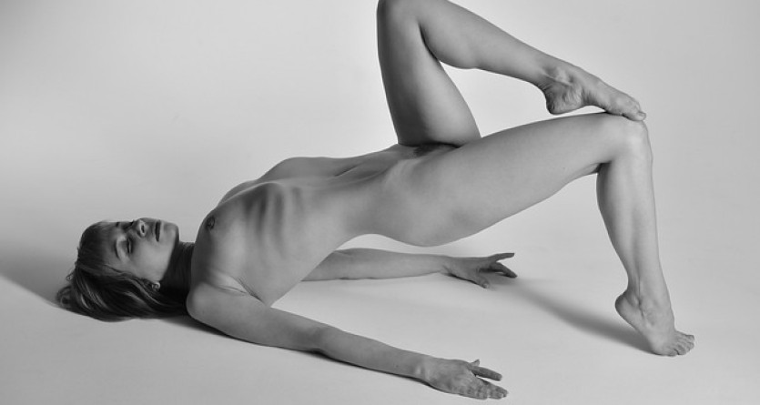 Pose artistique en noir et blanc, sugg&eacute;rant l'&eacute;l&eacute;gance d'une 'Love Room'