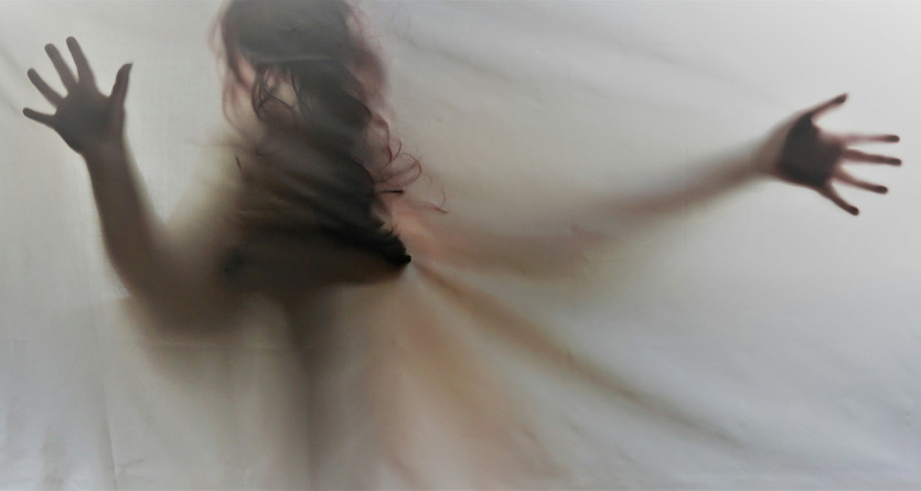 Silhouette abstraite dansant derri&egrave;re un voile, &eacute;voquant la gr&acirc;ce d'une 'Love Room'