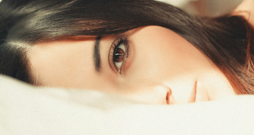 Portrait artistique avec un regard captivant