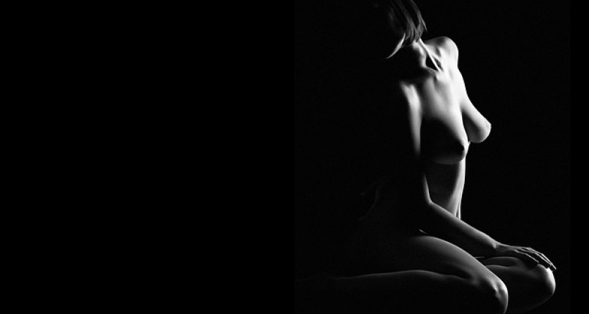 &Eacute;tude de forme et lumi&egrave;re sur un corps, rappelle l'art d'une 'Love Room'