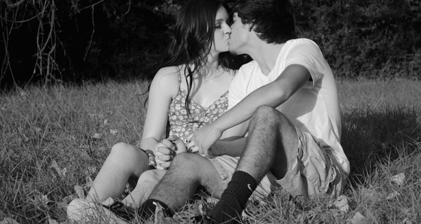 Couple &eacute;changeant un doux baiser en pleine nature, rappelle une 'Love Room' bucolique