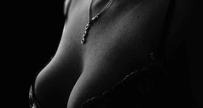 Bijou d&eacute;licat sur un d&eacute;collet&eacute; en dentelle, sugg&eacute;rant la sophistication d'une 'Love Room'