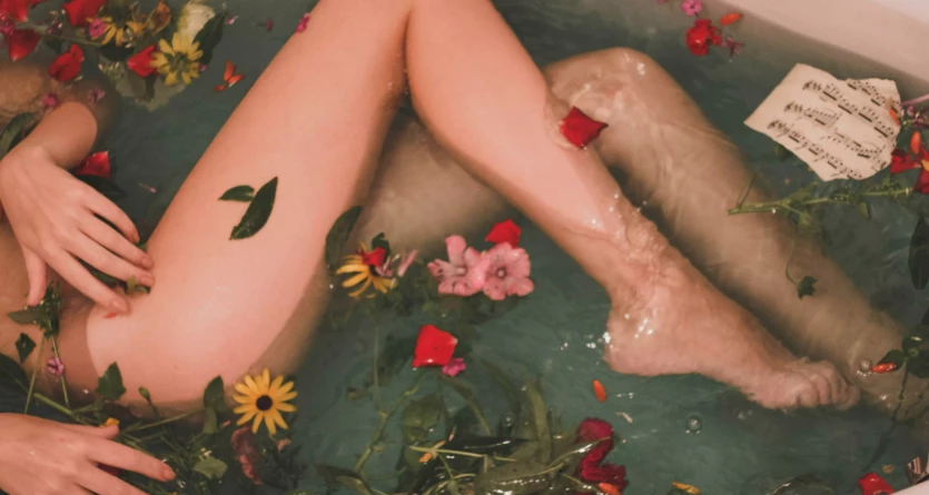 Jacuzzi privatif parsem&eacute; de p&eacute;tales, essence d'une Love Room luxueuse