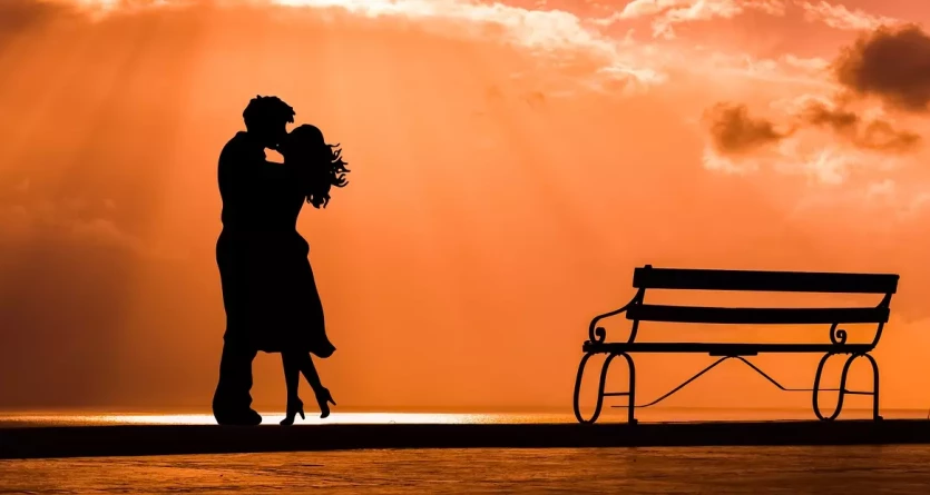 Silhouettes amoureuses au coucher de soleil, pr&eacute;lude &agrave; une nuit en Love Room