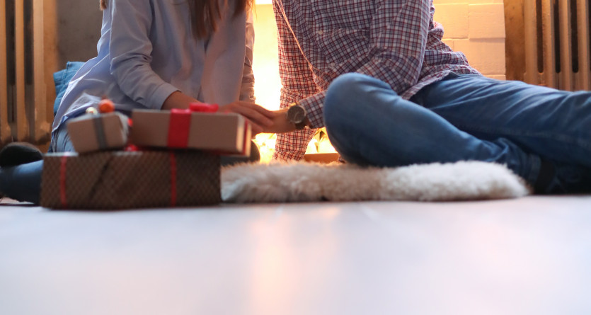 Couple partageant un moment intime dans une chambre d&eacute;cor&eacute;e de bougies et de guirlandes lumineuses