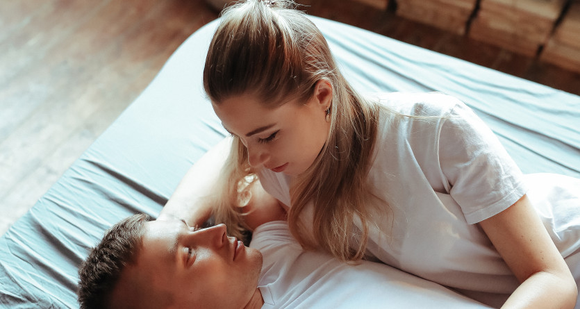Couple partageant un moment intime et doux dans un cadre chaleureux