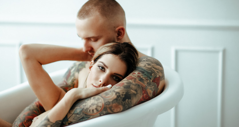 Couple tatou&eacute; dans un jacuzzi privatif, repr&eacute;sentant une chambre de luxe