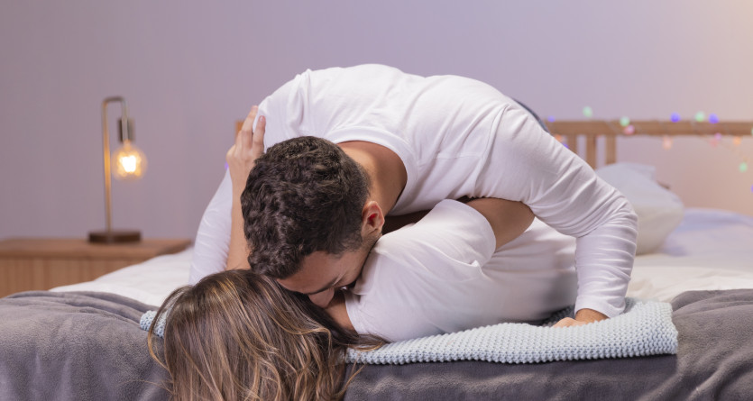 Couple &eacute;changeant un c&acirc;lin affectueux dans une chambre d&eacute;cor&eacute;e avec douceur