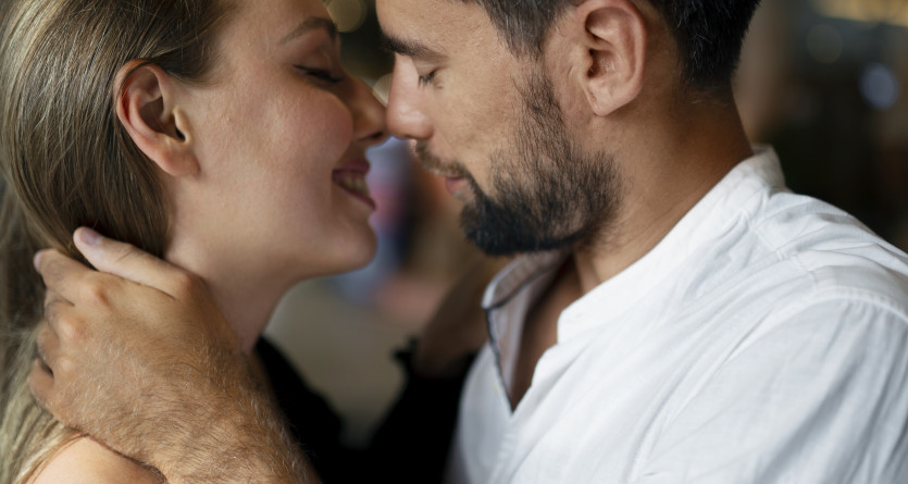 Couple amoureux dansant ensemble dans un int&eacute;rieur moderne, moment intime et romantique.
