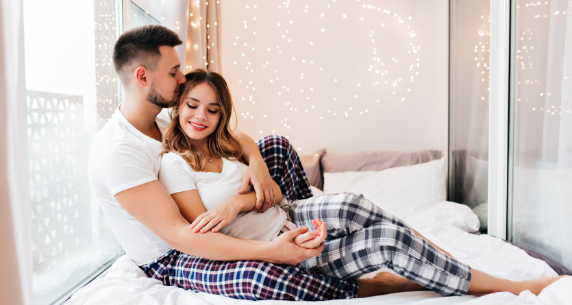 Couple amoureux dans une chambre romantique illumin&eacute;e de lumi&egrave;res