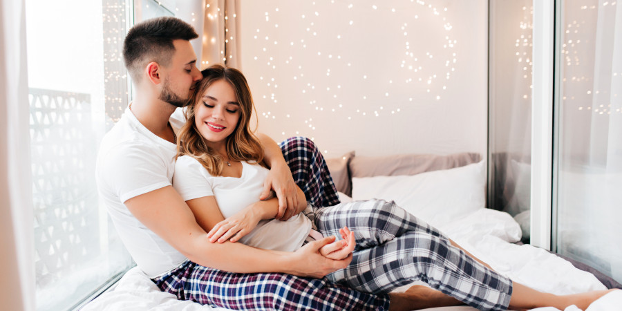 Couple amoureux dans une chambre romantique illumin&eacute;e de lumi&egrave;res