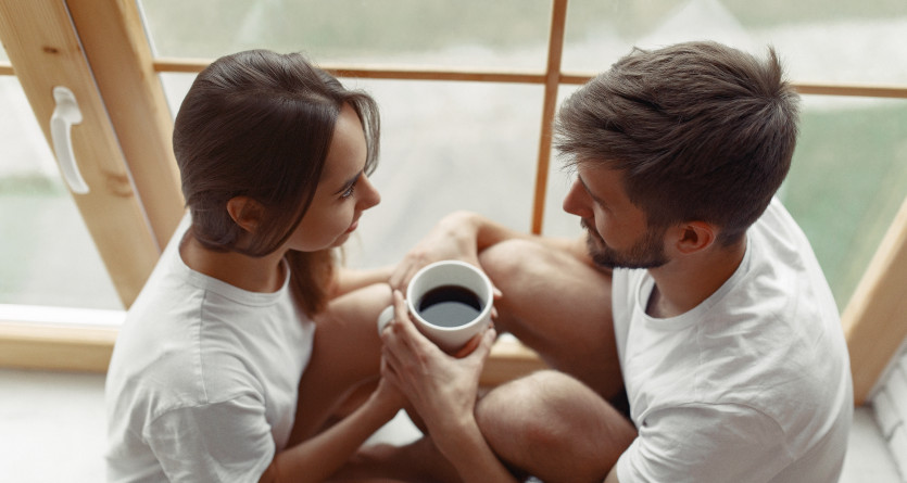 Couple amoureux d&eacute;gustant du caf&eacute; dans une ambiance lumineuse et intime