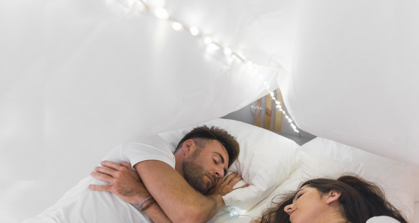 Couple dormant paisiblement dans une Secret Room