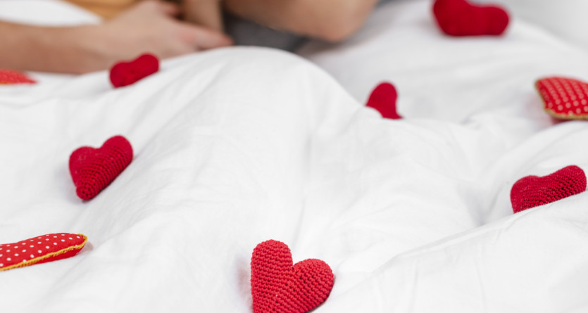 Couple romantique avec des c&oelig;urs rouges en Secret Room
