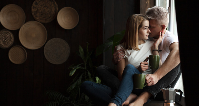 Couple partageant un moment intime dans une chambre avec Secret Room