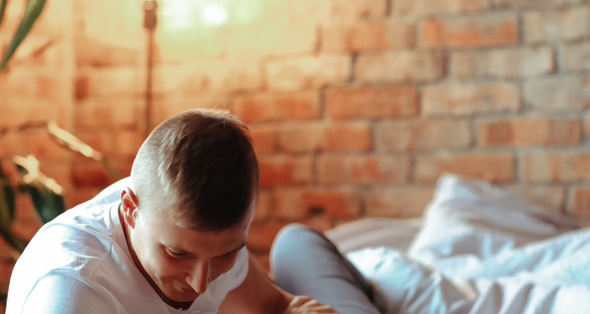 Couple partageant un moment intime dans une chambre Love Room