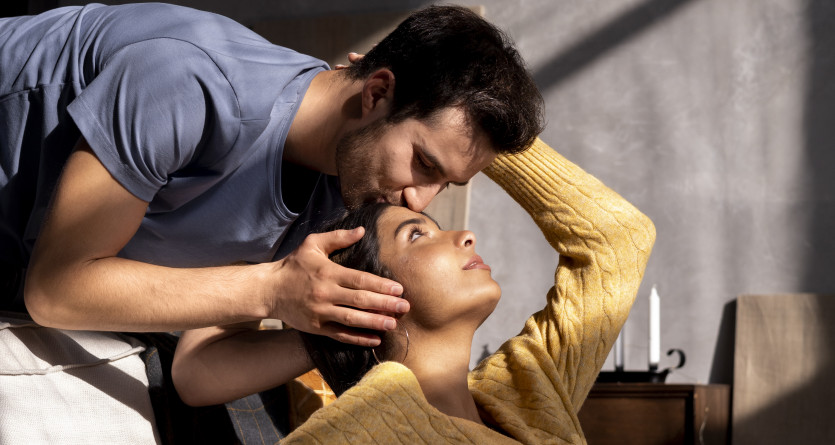 Couple partageant un moment intime dans une chambre avec Secret Room