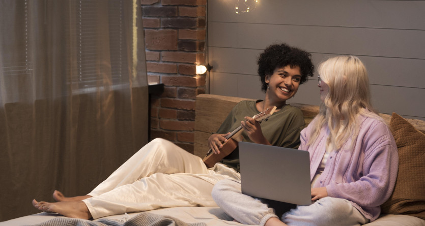 Couple profitant d'un moment romantique dans une Love Room