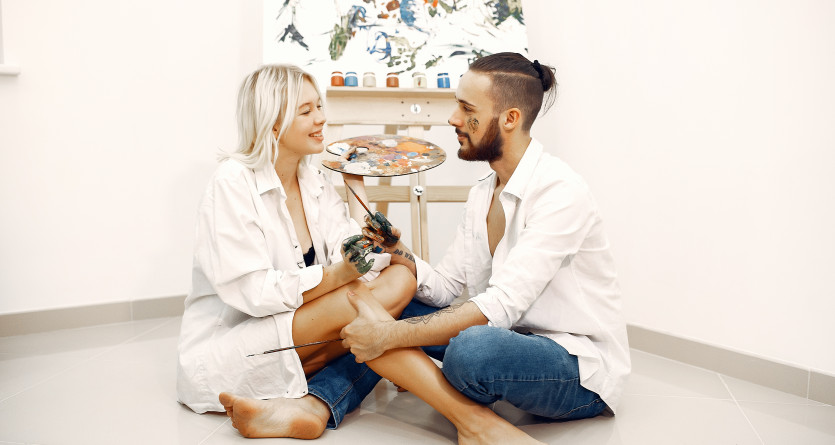 Couple peignant ensemble dans une Secret Room