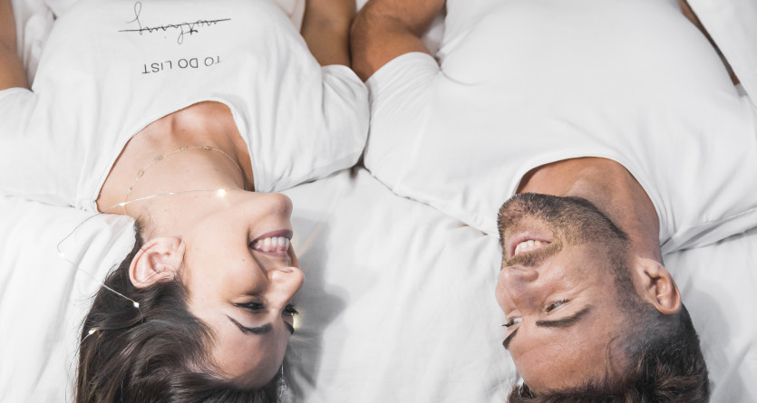 Couple se relaxant sous un voile blanc dans une Love Room