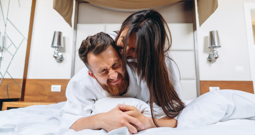 Couple heureux profitant d'une Love Room chez Nuit et Spa