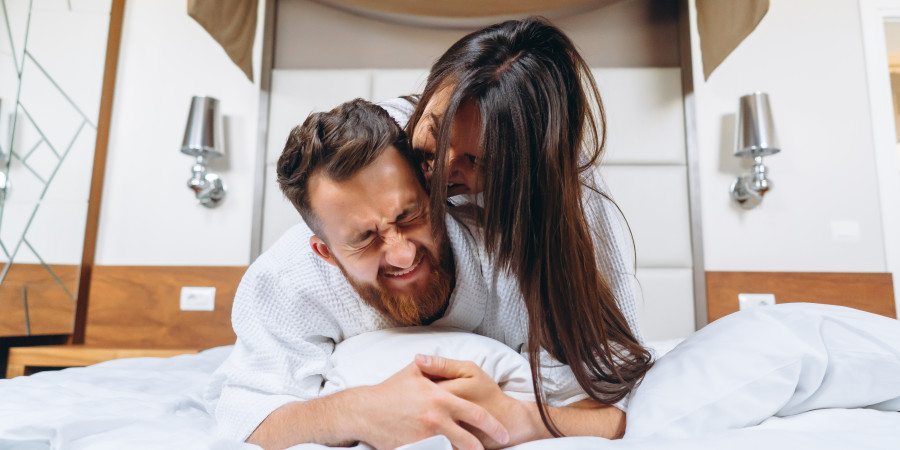 Couple heureux profitant d'une Love Room chez Nuit et Spa