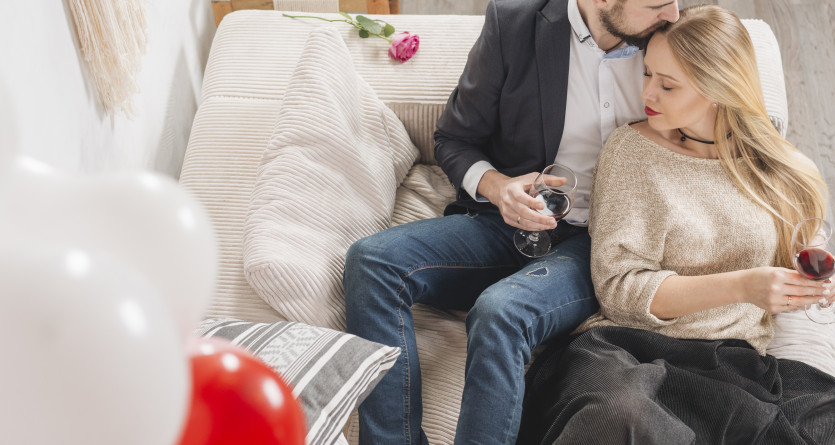 Couple profitant d'un moment romantique dans une chambre avec jacuzzi privatif