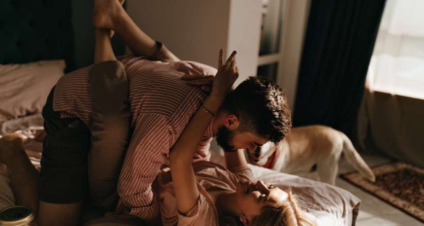 Couple partageant un moment intime dans une chambre avec Love Room chez Nuit et Spa