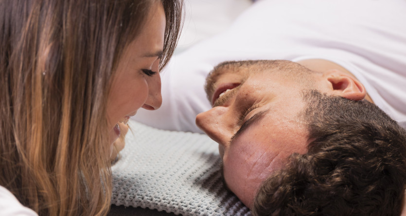 Couple partageant un moment complice sur un lit dans une love room