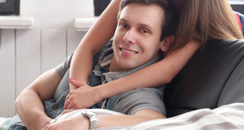 Couple souriant et d&eacute;tendu dans une Love Room