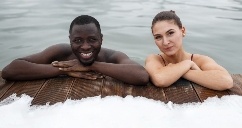 Couple souriant dans un jacuzzi privatif en bois