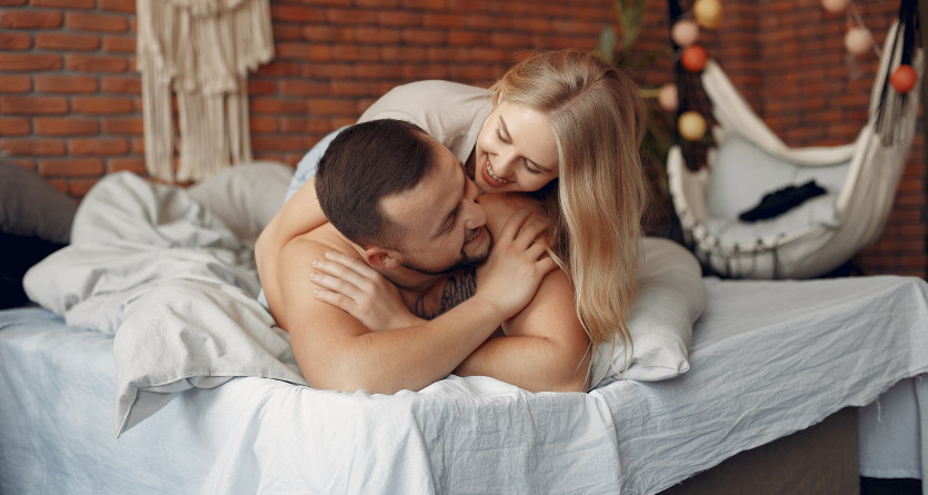 Couple romantique dans une Love Room avec lit confortable