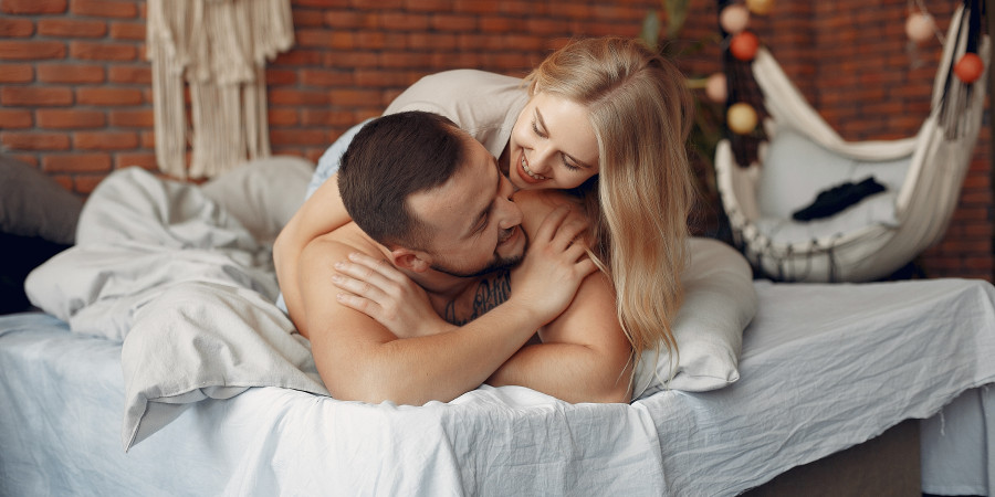 Couple romantique dans une Love Room avec lit confortable