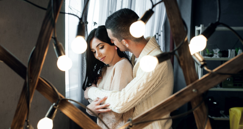 Couple profitant d'un moment intime dans une Secret Room avec &eacute;clairage chaleureux